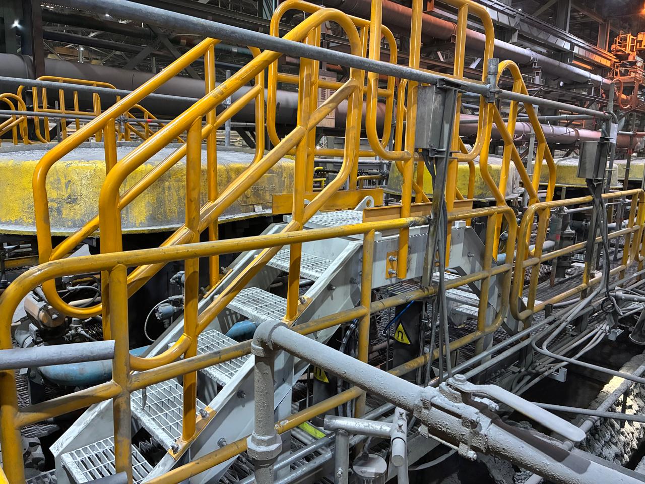Pasarela y estructuras metálicas en entorno industrial